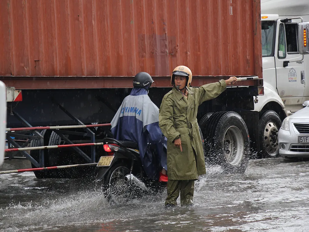 Mưa lớn,kẹt xe người dân bì bõm vượt ngập đi làm ảnh 5 Mưa lớn,kẹt xe người dân bì bõm vượt ngập đi làm ảnh 5
